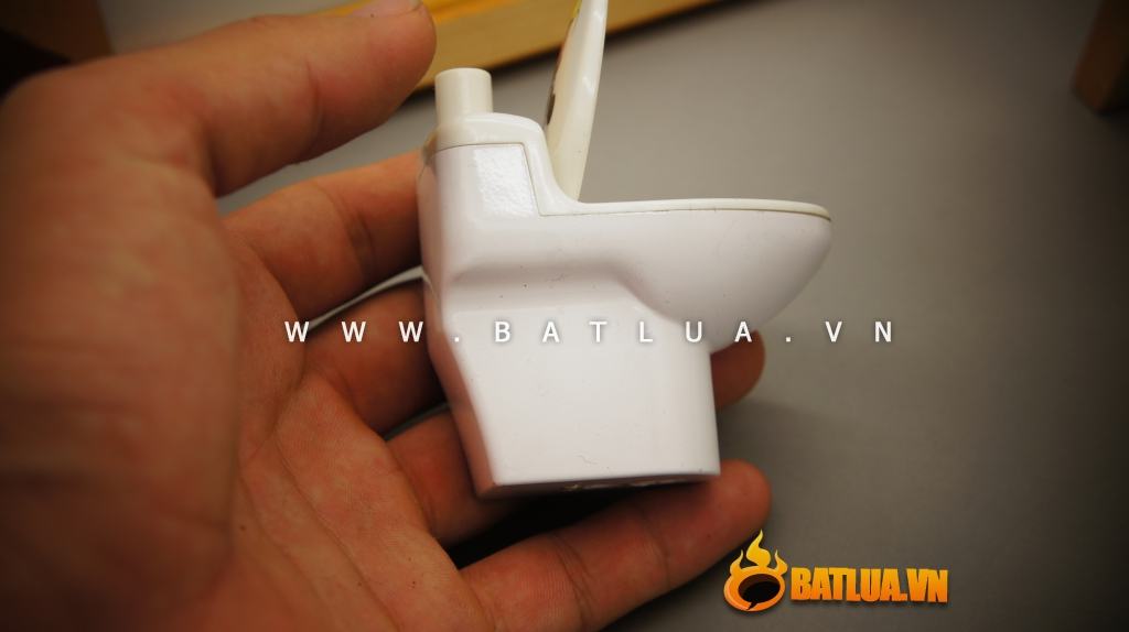 Bật lửa kiểu dáng toilet WC Hè hè MS88 069