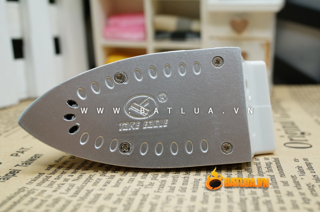 Bật lửa kiểu dáng hình chiếc bàn là dễ thương