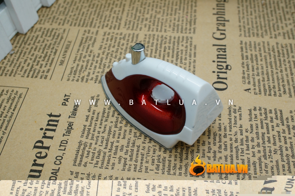 Bật lửa kiểu dáng hình chiếc bàn là dễ thương