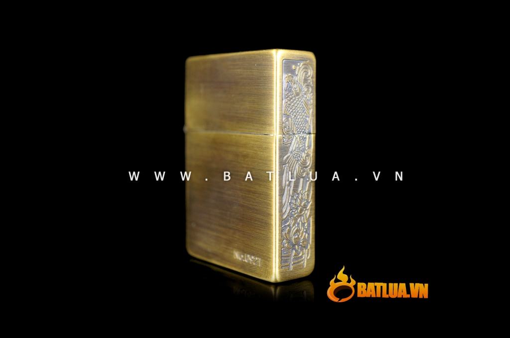 Bật lửa Chính hãng Zippo phiên bản 1935  phía giáp đồng khắc ba cá chép