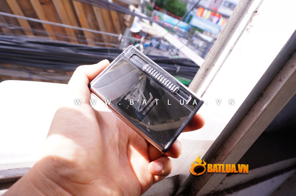 Hộp đựng thuốc lá đa năng đẩy thuốc kiêm bật lửa mang thương hiệu LOUIS VUITTON ver 2 màu trắng bạc